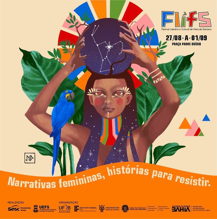 A imagem é um cartaz promocional do Festival Literário e Cultural de Feira de Santana (FLIFS). No lado esquerdo, há uma ilustração de uma mulher negra com uma expressão serena, segurando um globo celeste com constelações acima de sua cabeça. Ela tem folhas verdes ao fundo e um papagaio azul pousado em seu braço direito. Acima da cabeça da mulher, há um círculo colorido com várias cores, como um arco-íris. No lado direito do cartaz, está escrito "FLIFS" em letras grandes e coloridas, com cada letra em uma cor diferente. Abaixo, está escrito "Festival Literário e Cultural de Feira de Santana". Mais abaixo, estão as datas "27/08 a 01/09" e o local "Praça Padre Ovídio". No canto inferior direito, está escrito "Narrativas femininas, histórias para resistir." em letras laranjas. Há também um pequeno triângulo colorido com a inscrição "17ª Edição"