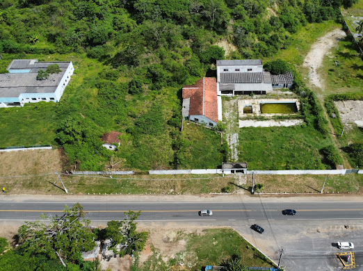 Imagem aérea mostrando a área total do terreno do futuro CECULT e a rodovia de acesso à frente do lote.