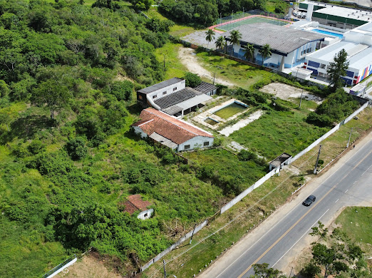 Vista aérea do terreno destinado à construção da sede do CECULT; ao fundo, edificações vizinhas e área verde.