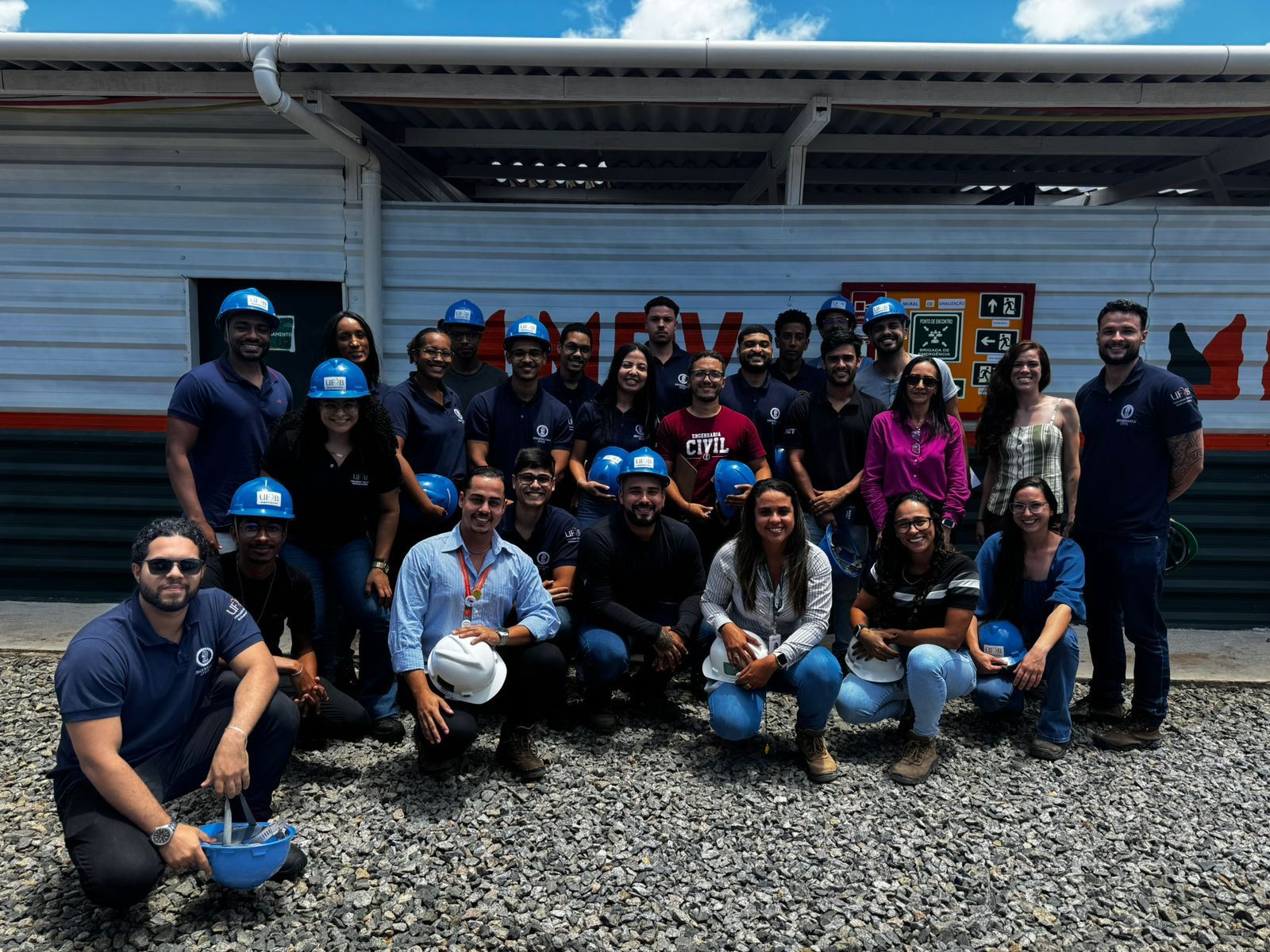 Estudantes de Engenharia Civil participam de aula de campo em obra na cidade de Salvador