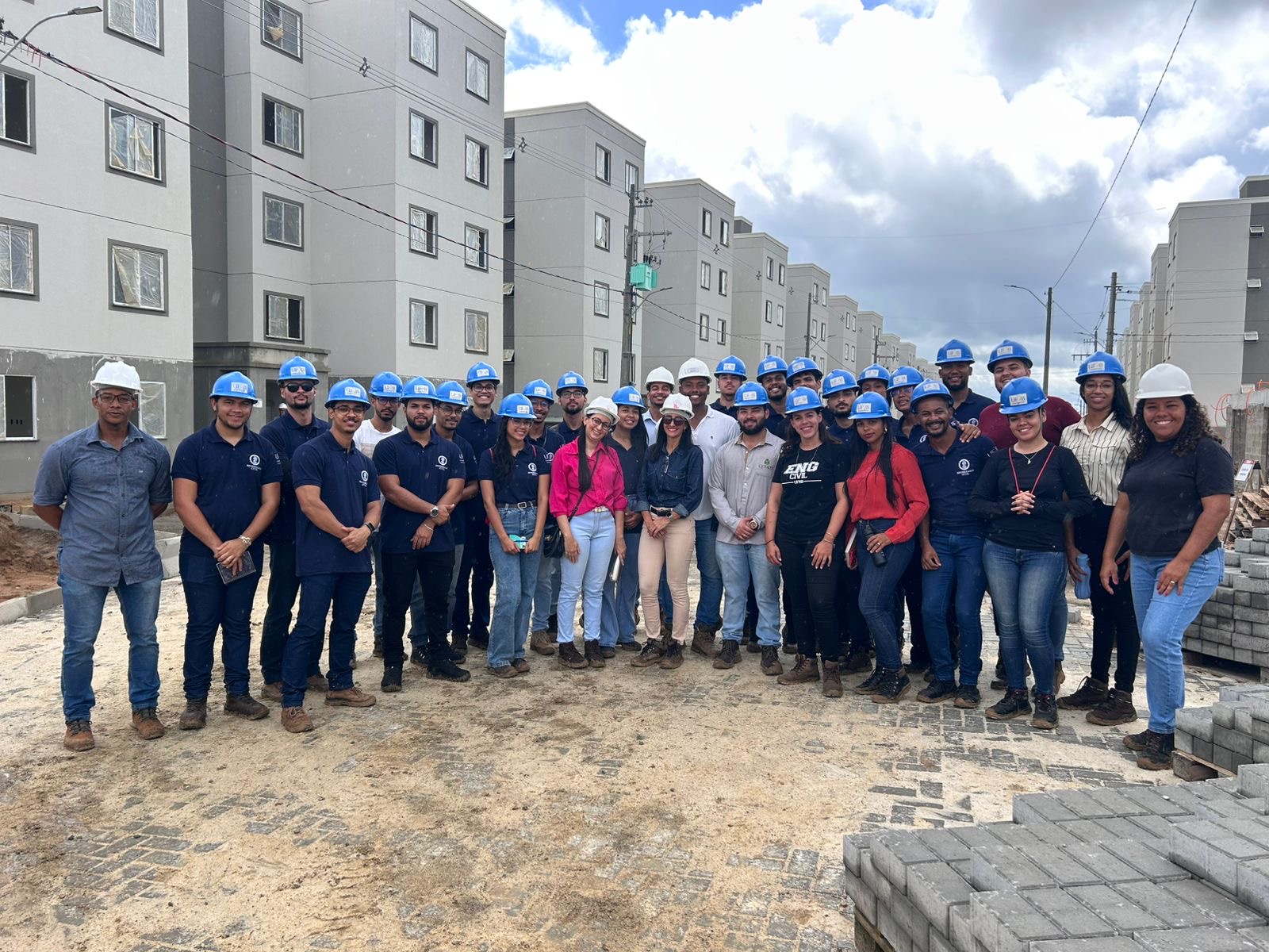 Estudantes de Engenharia Civil da UFRB realizam visita técnica em obras em Feira de Santana